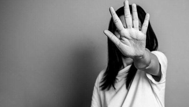 Ενδοοικογενειακή βία και η επιστροφή του θύματος στον κακοποιητή: Μια ψύχραιμη προσέγγιση και μια νομική κριτική ματιά